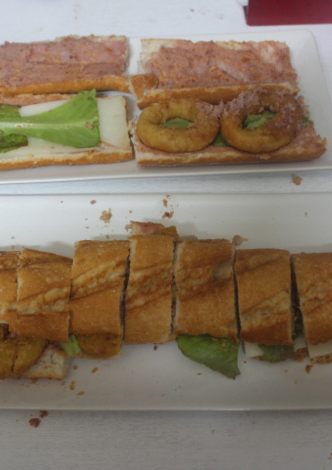 Una foto de Mini bocadillos de calamares y queso con lechuga y gazpacho