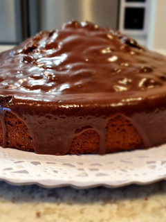 Una foto de Bizcocho de ColaCao con nata y ganache de chocolate