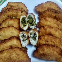 Stuffed gujiya dahi bhalle with two type stuffing A picture of Stuffed gujiya dahi bhalle with two type stuffing.
