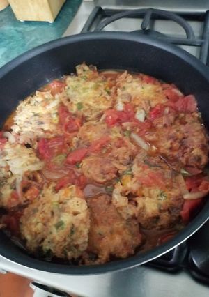 Una foto de Tortas de pollo en salsa de jitomate