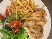 Una foto de almuerzo con filetes de pollo