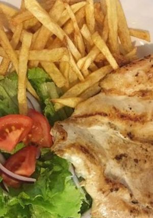 Una foto de Filetes de Pollo con Patatas Fritas 🤗🤗🤗