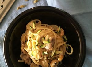 Foto di SPAGHETTI AL CURRY, con latte di cocco, ananas, anacardi e funghi