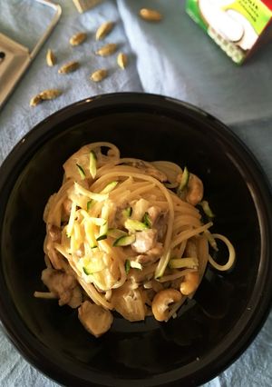 Foto di SPAGHETTI AL CURRY, con latte di cocco, ananas, anacardi e funghi