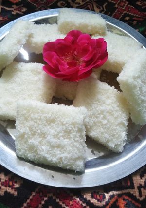 ટોપરા પાક (Topra Paak Recipe In Gujarati) રેસીપી મુખ્ય ફોટો