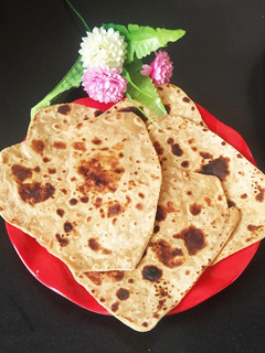 સાદા પરાઠા (Simple Paratha Recipe In Gujarati) રેસીપી મુખ્ય ફોટો