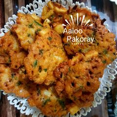 A picture of Aloo ke pakoray.