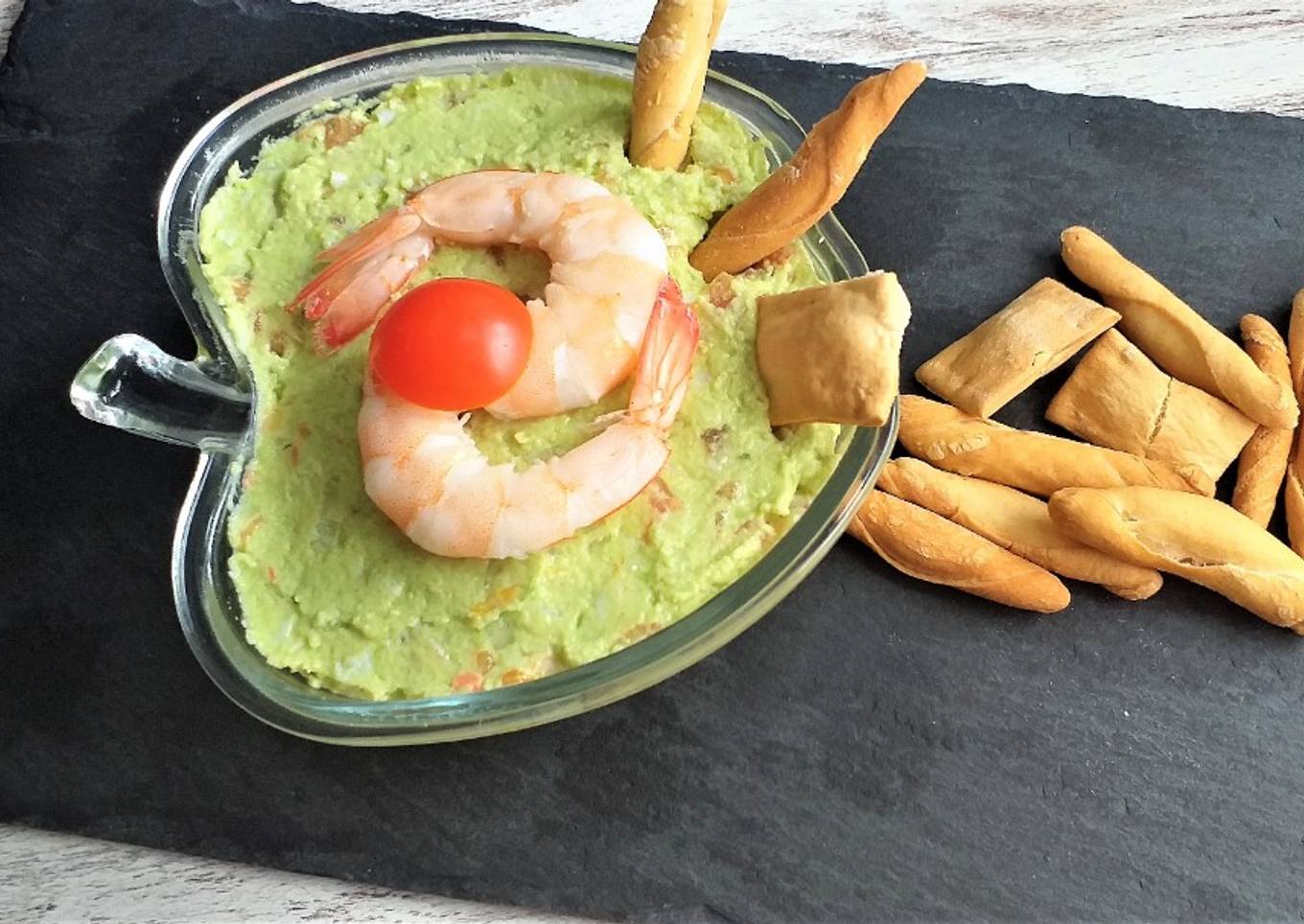 Ensaladilla de aguacate con tomate y langostinos