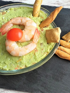 Una foto de Ensaladilla de aguacate con tomate y langostinos