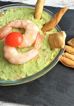 Una foto de Ensaladilla de aguacate con tomate y langostinos