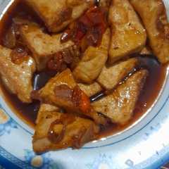 A picture of Tahu telur cabe.