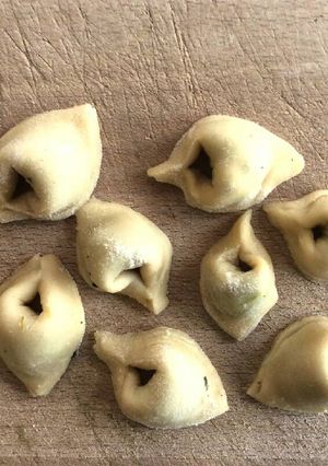 A picture of Tortellini with spinach.