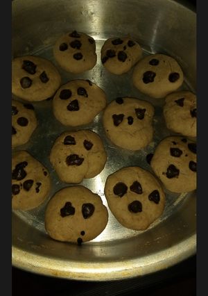Una foto de Galletas con chips sin huevo y sin lácteos(fáciles y económicas)