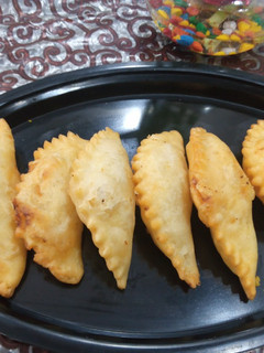 गुझियां (Gujiya recipe in Hindi) रेसिपी मुख्य फोटो