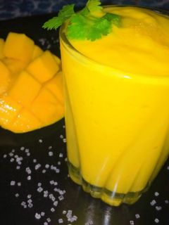 મેંગો લસ્સી (Mango Lassi Recipe In Gujarati) રેસીપી મુખ્ય ફોટો