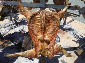 Una foto de Cabrito lechal asado
