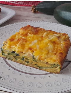 Una foto de Pastel salado y sencillo de calabacín