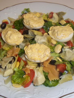 Una foto de Ensalada natural y de conserva, con huevos rellenos