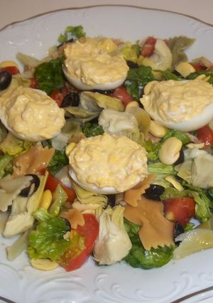 Una foto de Ensalada natural y de conserva, con huevos rellenos