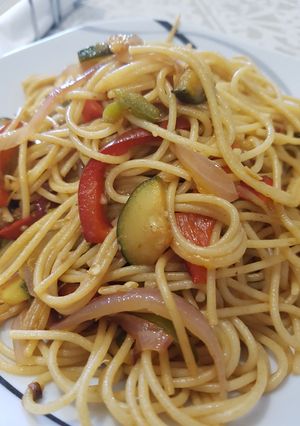 Una foto de Pasta con verduras y soja