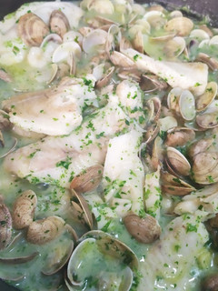 Una foto de Merluza en salsa verde con almejas y gambas 🦐