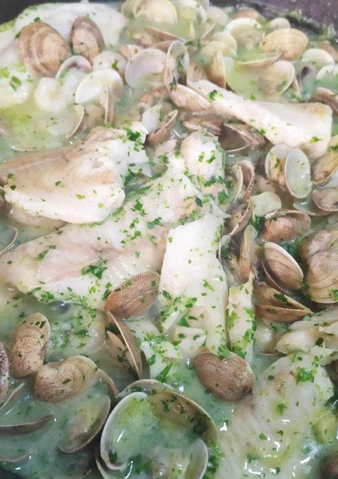 Una foto de Merluza en salsa verde con almejas y gambas 🦐
