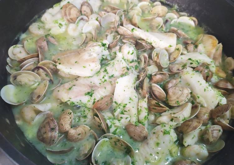 Merluza en salsa verde con almejas y gambas 🦐 Receta de MMar González