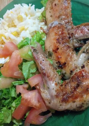 Una foto de Alitas de pollo con ensaladas🤪🤤
