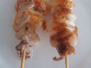 Una foto de brochetas de langostinos