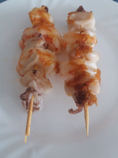 Una foto de Brochetas de marisco