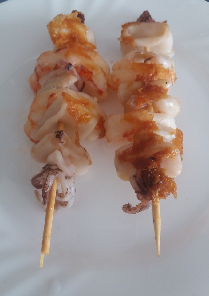 Una foto de Brochetas de marisco
