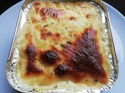 Una foto de pasta con leche y tocineta