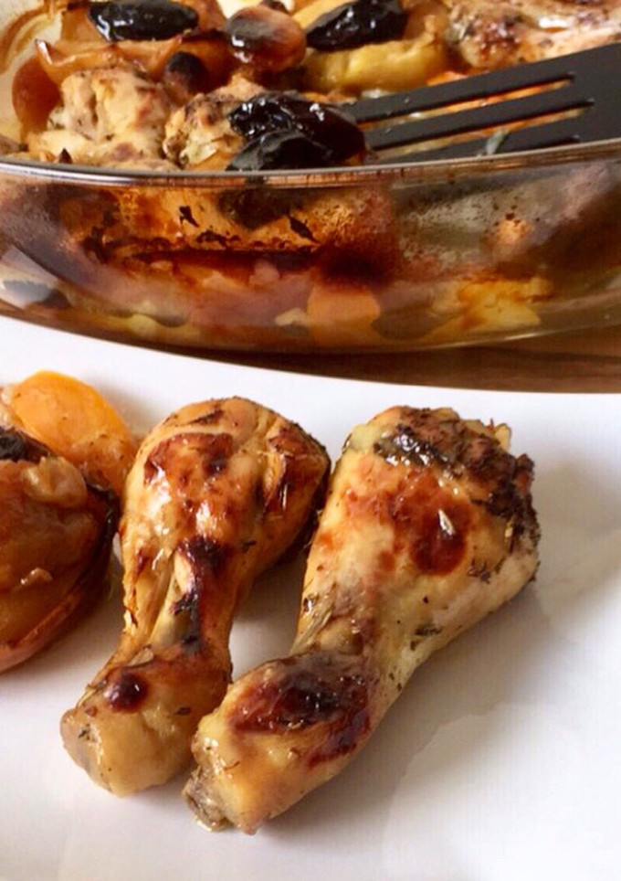 Una foto de Jamoncitos de pollo con manzanas al horno