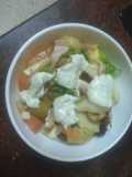 Ensalada con pera y pasas con alioli de limón