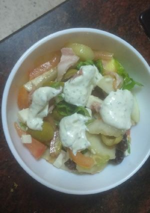 Una foto de Ensalada con pera y pasas con alioli de limón