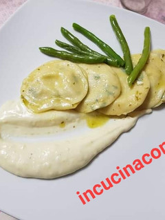 Foto di Ravioli ripieni di pesto e ricotta su cremoso di patate