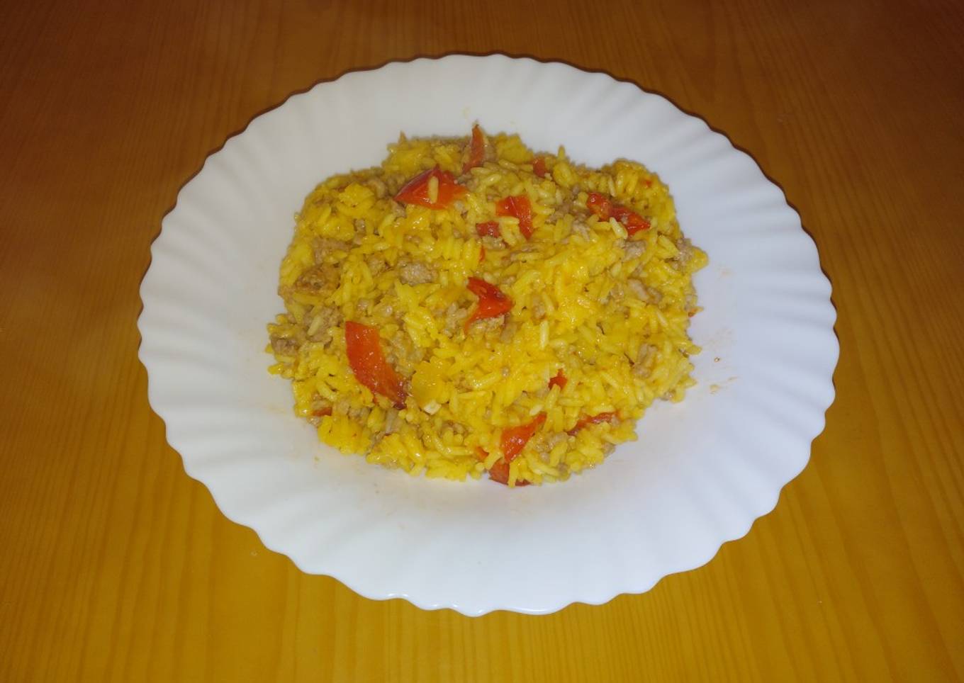 Arroz con pimiento rojo y carne picada