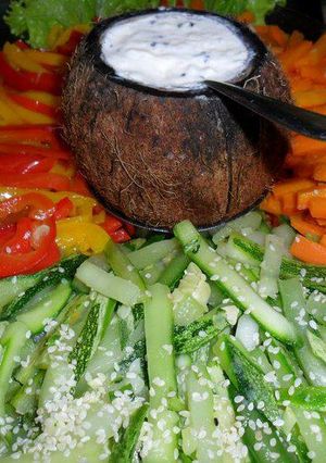 Una foto de Dip de Vegetales con Crema de Coco