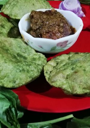 A picture of Palak puri with raw banana Tikki masala.