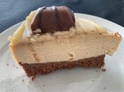 Una foto de tarta de queso kinder