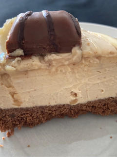 Una foto de Tarta de queso cremosa de Kinder Bueno