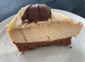 Una foto de Tarta de queso cremosa de Kinder Bueno