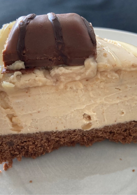 Una foto de Tarta de queso cremosa de Kinder Bueno