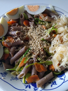 Una foto de Ensalada templada de pasta y verduras al dente
