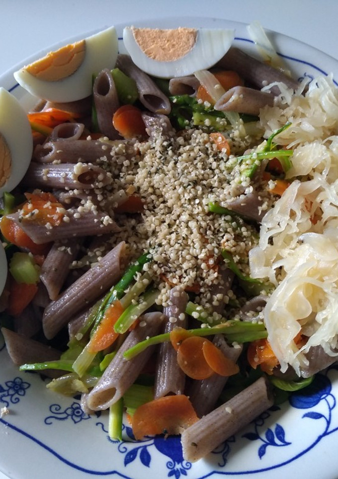 Una foto de Ensalada templada de pasta y verduras al dente