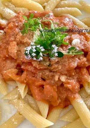 Zdjęcie przepisu Filet z kurczaka w sosie pomidorowo - śmietanowym z kolorowymi paprykami i czerwoną cebulką.