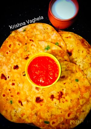 લીલી લસણ અને સુરતી મરચાના મસાલા થેપલા (Green Garlic Surti Marcha Masala Thepla Recipe In Gujarati) રેસીપી મુખ્ય ફોટો