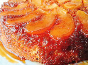 Una foto de Torta de manzana invertida con harina leudante