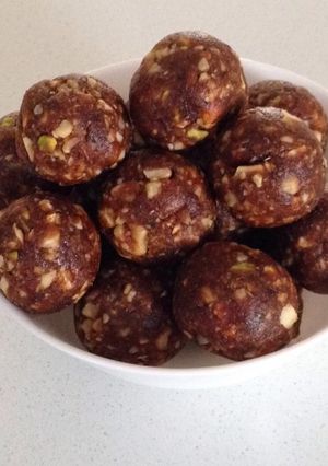 A picture of Dates and dry fruit ladoo.