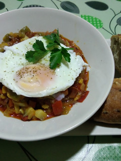 Una foto de Fritada de verduras con jamón y huevo